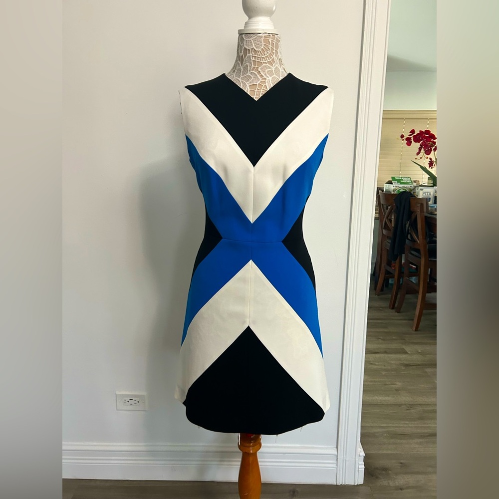 Style = Luxury Escada , Escada Daquasa Shift Dress,
Size = 10 (40 )